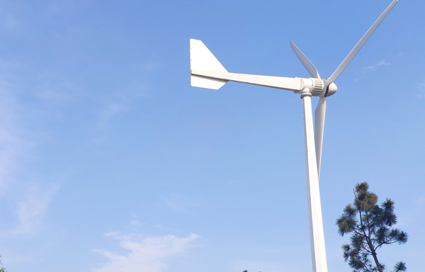 风力发电机与地面的高度取决于哪些因素？